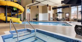 Microtel Inn & Suites by Wyndham Lloydminster - Lloydminster - Pool