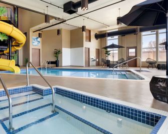 Microtel Inn & Suites by Wyndham Lloydminster - Lloydminster - Zwembad