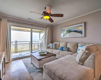 Beachfront Condo with Unobstructed Ocean Views! - Oak Island - Sala de estar