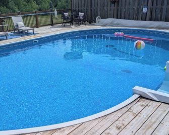 2 Bd Apartment-Sleeps 5 Near Stonefields Estate & Mississippi River, Heated Pool - Carleton Place - Piscina