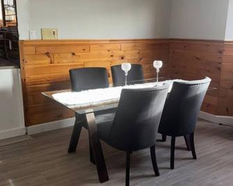 COZY 2 bedroom basement apartment - Sudbury - Dining room