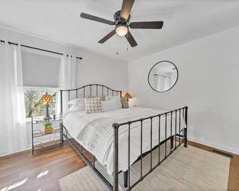 Chic & Modern 2bd Near Cae - West Columbia - Bedroom