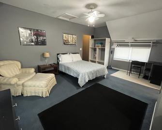 #7 Downtown Cultural Center Apartment - Flint - Bedroom