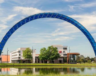 Ibis Saint Quentin En Yvelines Velodrome - Монтіньї-ле-Бретонне - Будівля