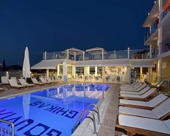 Palapart Gikas Suites And Studios - 古維亞 - 游泳池