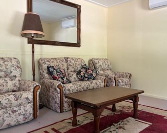 School Cottage - Walhalla - Living room