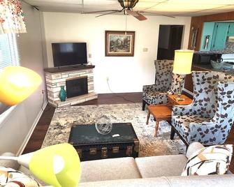 Open concept 2 bedroom ranch with attached garage and deck - Essexville - Living room