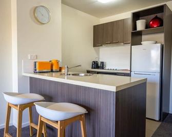 Spacious City Stay Near Lygon Street Dining - Melbourne - Kitchen
