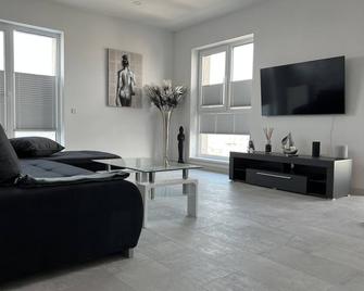 Stunning 2-Room Penthouse with Lakeview W11 - Bucarest - Soggiorno