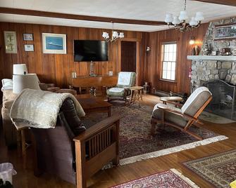 Family fun at This Beautiful Lakefront Adirondack Camp - Keeseville - Living room
