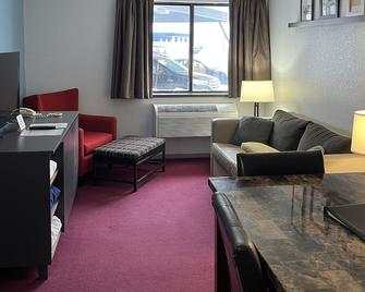 Pictured Rocks Inn & Suites - Munising - Living room