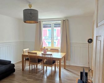 Cozy 2-bedroom apartment in vibrant Zurich - Zurich - Dining room