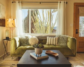 Tres Ocotillos - Modern Eclectic Casita near Hot Springs in T or C - Truth or Consequences - Wohnzimmer