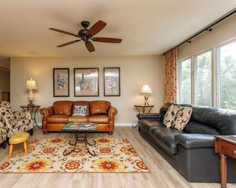 Delightful Lakeshore Cottage, Great Swim & Lakeside Amenities, +22 Foot Pontoon - Alexandria - Wohnzimmer