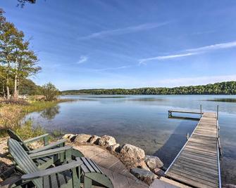 Lake Cabin in Honor with Hot Tub, Dock and Sauna! - Honor