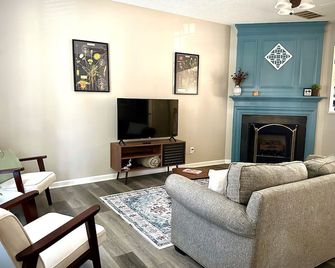 Quiet 3-bedroom townhome in charming Jamestown and Gibson Park Access - Jamestown - Sala de estar