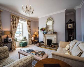 Luxurious Waterfront Georgian Manor House Restored and Fully Staffed 18 guests - Tralee - Wohnzimmer