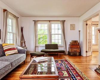 Charming Farmhouse in Chester - Chester - Living room