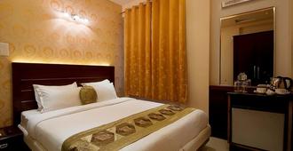 Central Residency Hotel - Varanasi - Bedroom