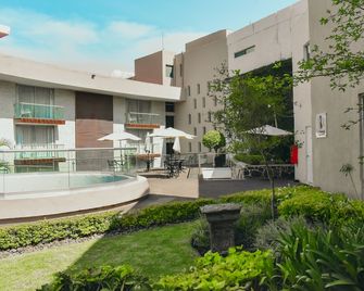 Country Hotel & Suites - Guadalajara - Building