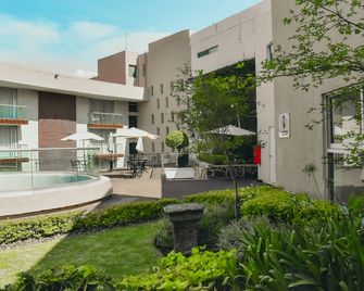 Country Hotel & Suites - גוואדאלחארה - בניין