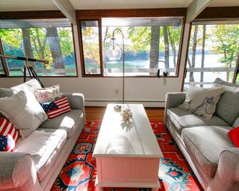 Coffee on your deck with a serene sunrise as you watch eagles soar - Damariscotta - Living room