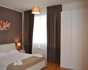 4 Star Family & Friends Apt - Self Check-in - Bologna - Bedroom