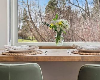 Peaceful Creekside Villa, Walk to Flathead Lake - Lakeside - Comedor