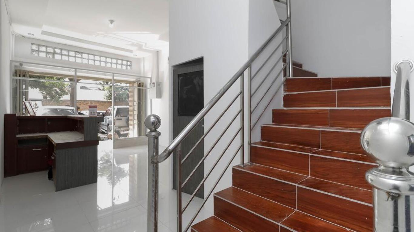 RedDoorz Plus Near Rs Royal Prima Medan