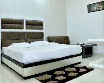 Hotel Royal Classic - Bareilly - Bedroom