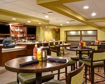 Holiday Inn Cincinnati-Riverfront By IHG - Covington - Bar