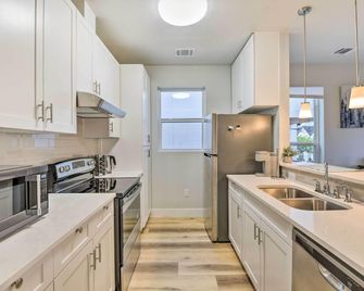 Walk to TCU Fort Worth Retreat with Balcony! - Fort Worth - Kitchen