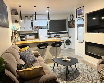 Newly Listed and Centrally located , walk to restaurant's , cafes and shopping , - Boondall