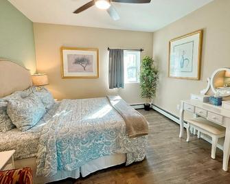 Entire Guesthouse hosted by Sophia - Golden - Bedroom