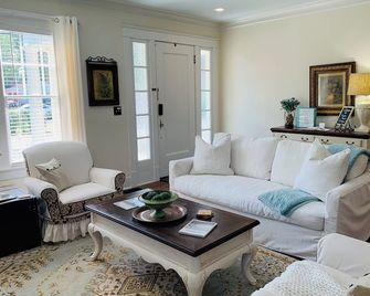 Picket Fence Cottage~ Walk To Mtsu And The Downtown Square! - Murfreesboro - Living room
