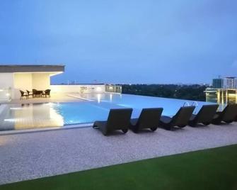 Kuching Kozi Square Homestay Apartment - Kuching - Piscine