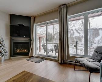 E202-Condo ski in ski out / vélo in vélo out - Bromont - Living room