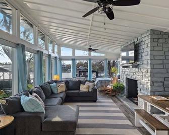 Lubinberry Lakeside Waterfront Home Hot - Burnet - Living room