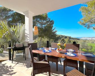 Holiday Home 'Sunset Bay' with Sea View, Wi-Fi and Air Conditioning - Es Pujols - Patio