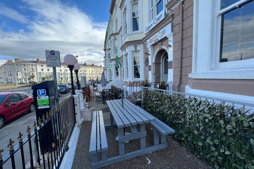 Lauriston & Lawton Court Hotel