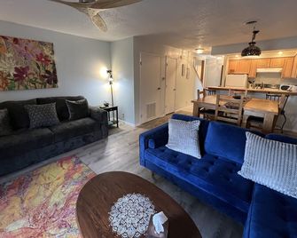 Endless Fun: Pools, Golf Courses, Bowling, Mini Golf, 100+ Miles of Trails! - Fairfield Bay - Living room