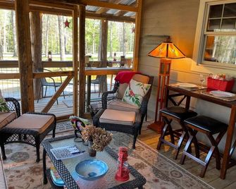 The Cabin at Crockett Creek - Jamestown - Living room