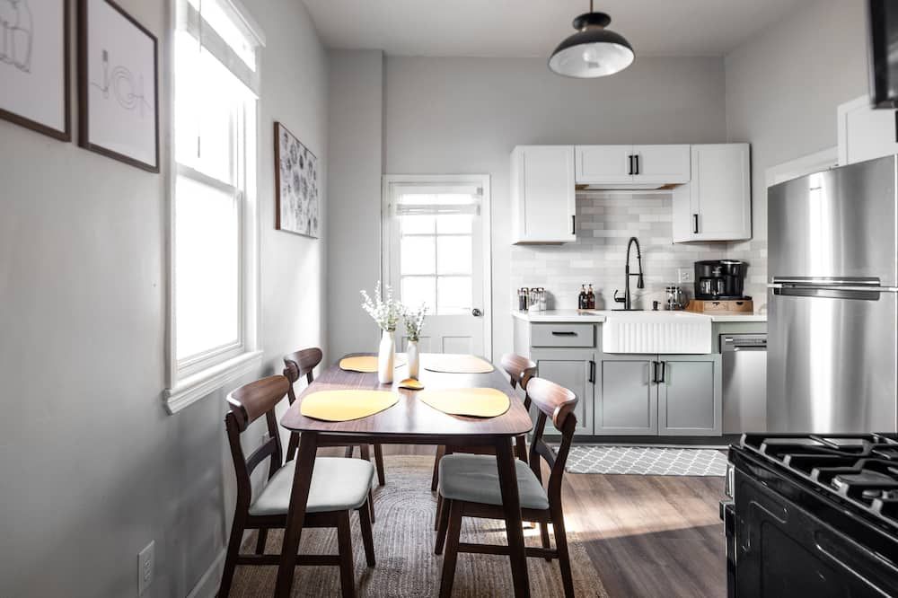 Mid-Century Modern Retreat in Little Italy - קליבלנד - מטבח