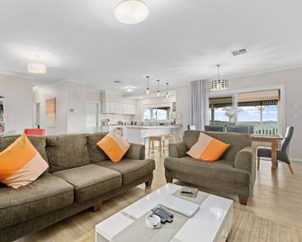 Leda Lodge - Private Retreat with Stunning Views, Cosy Fires & Spacious Living - Bridgetown - Вітальня