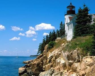 Affordable Vacation Home Near Acadia National Park - Tremont - Edificio