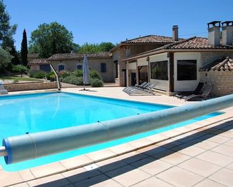 Old stone farmhouse in a quiet location with large heated pool. - Lavaurette - Piscina