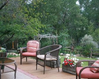 Beautiful Historical Cabin located half way between Yellowstone and Cody (2 BR) - Wapiti - Pátio