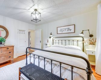 Charming Virginia Retreat w/ Covered Porch & Yard! - Farmville - Schlafzimmer