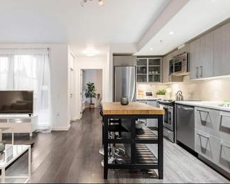 New Modern, Large 1 Bedroom + Work Space - Vancouver - Keittiö