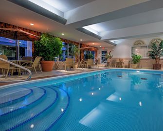 Holiday Inn Express & Suites Youngstown N (Warren/Niles) By IHG - Warren - Zwembad